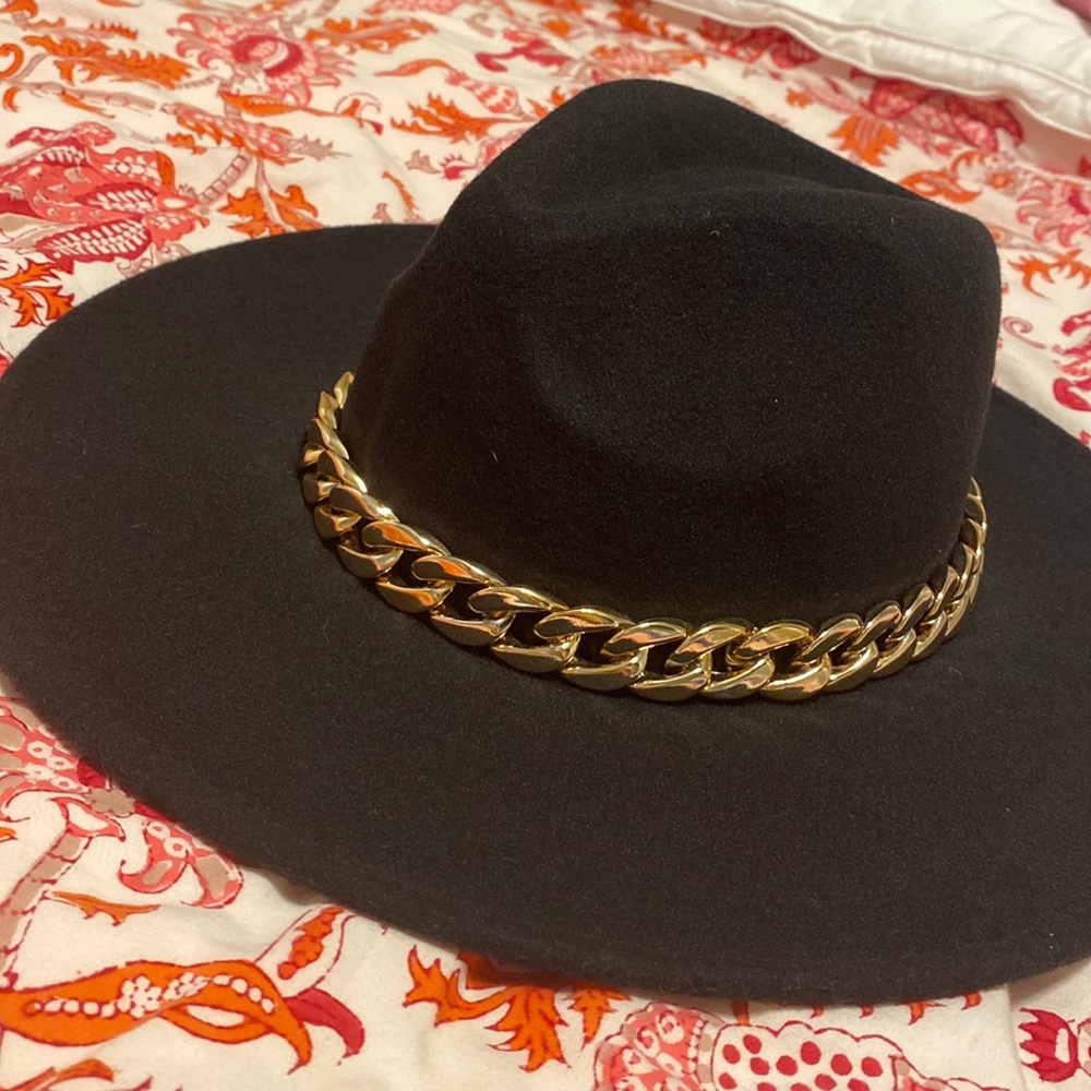 Cute Boutique Hat with Gold Chain!🙌🏽🙌🏽